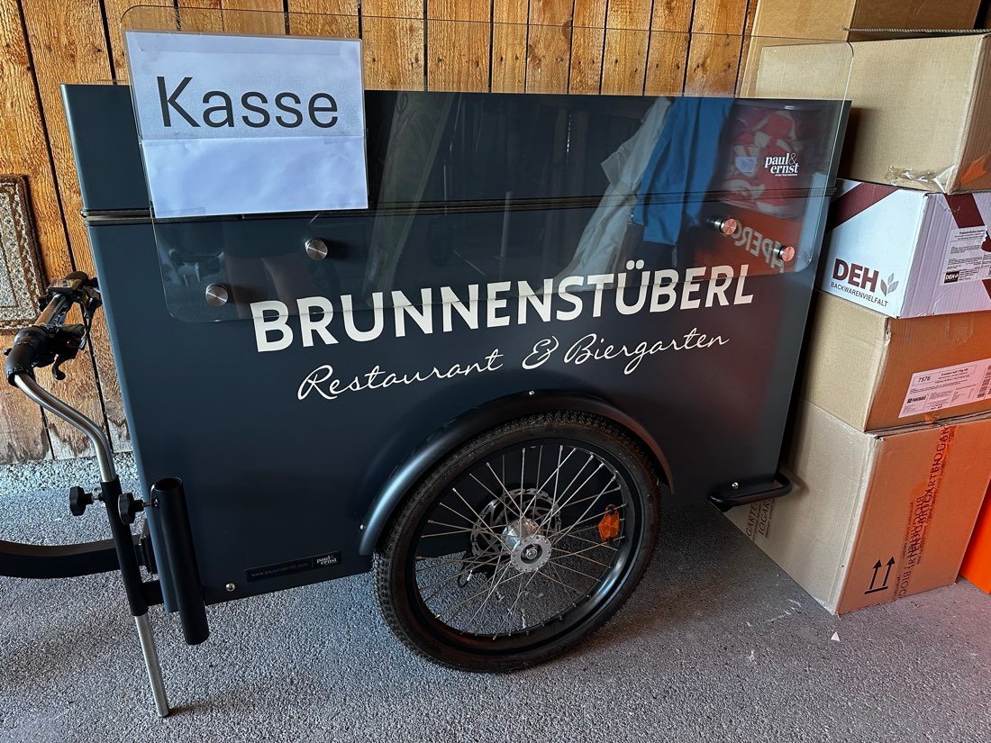 Der beschriftete Anhänger im Einsatz als mobile Kasse